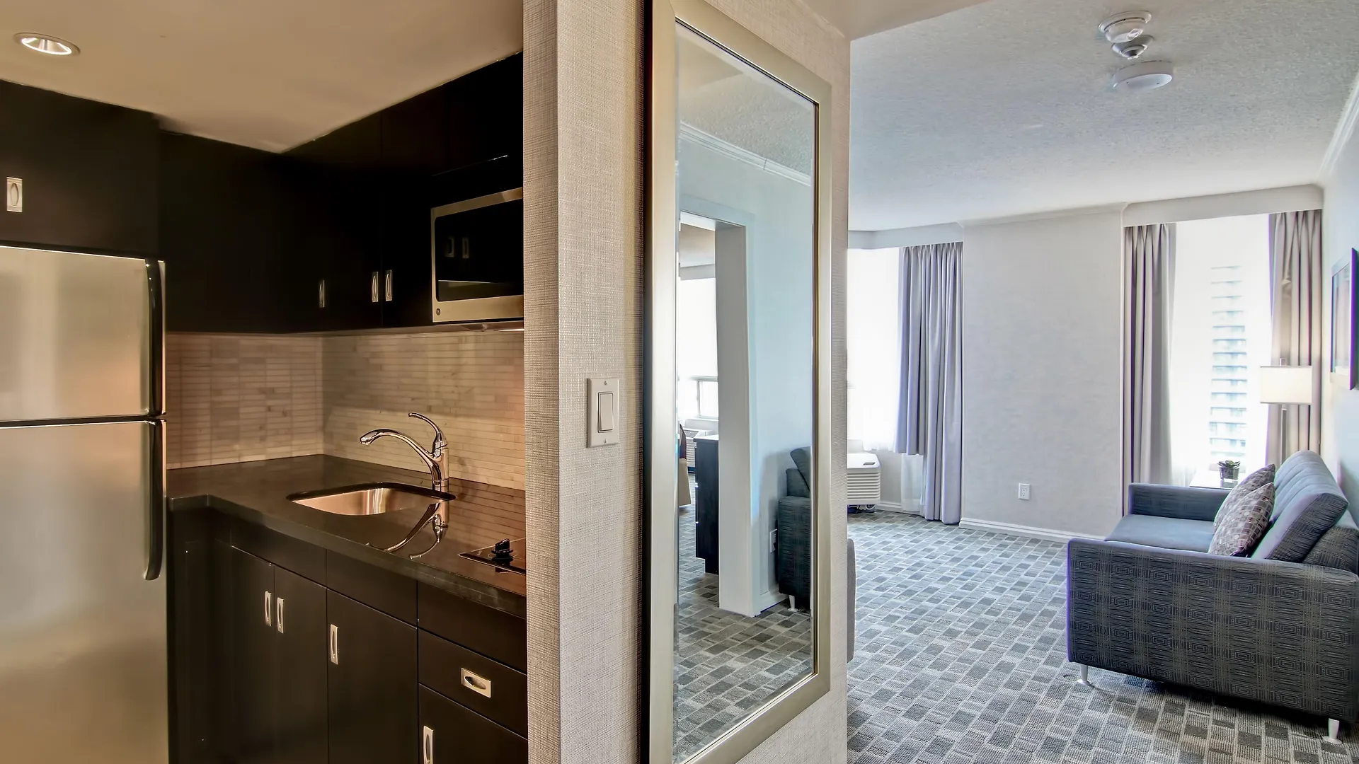 होटल Doubletree By Hilton Toronto Downtown