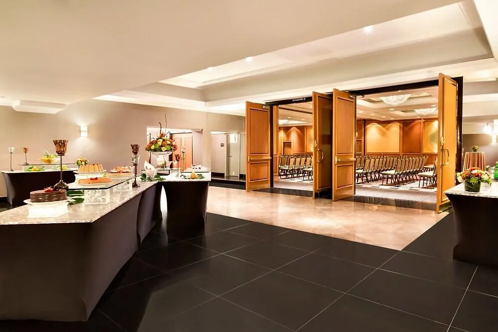 होटल Doubletree By Hilton Toronto Downtown