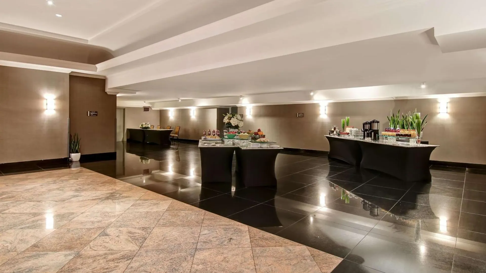 Doubletree By Hilton Toronto Downtown होटल