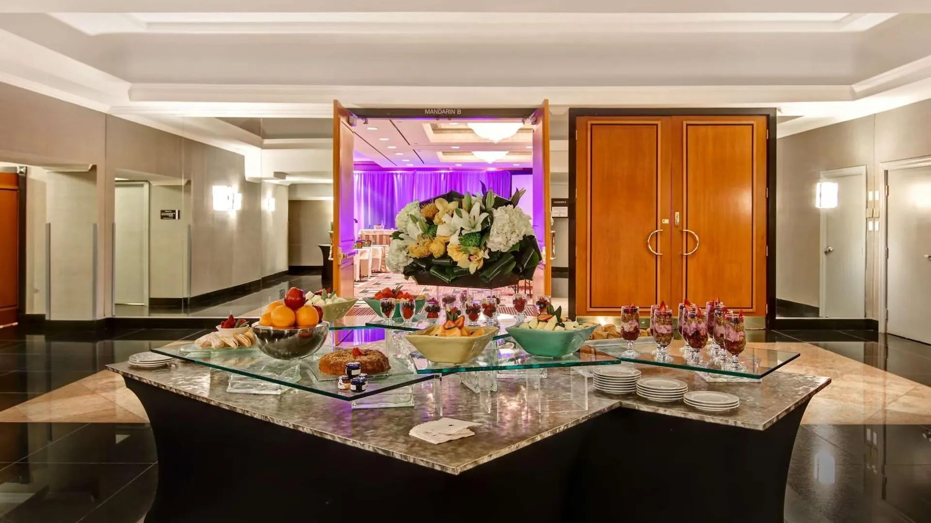 होटल Doubletree By Hilton Toronto Downtown